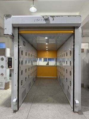 Industriële luchtdouche voor zwaar gebruik met gesegmenteerd winddicht ontwerp en scheurbestendig gordijn van 0,8 mm voor ISO 14644-1-conforme cleanrooms