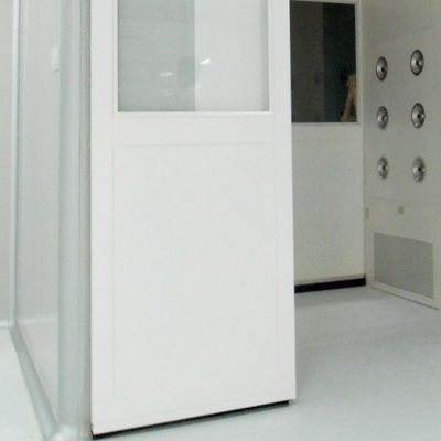 Industriële goederen Lucht douche met automatische schuifdeuren. 1500W ventilator, 0,3 μm HEPA filter. Stofvrije overdracht.