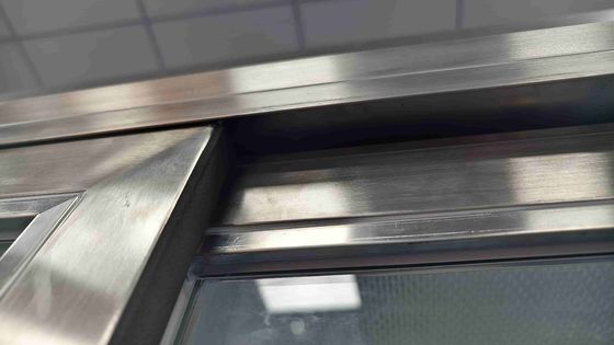 Verpakking van kledingstukken in een schoonruimte van roestvrij staal met HEPA-filtratie en ISO/GMP-naleving voor verontreinigingsbeheersing