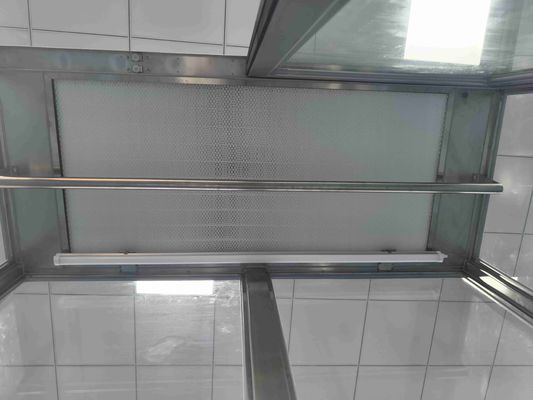 Verpakking van kledingstukken in een schoonruimte van roestvrij staal met HEPA-filtratie en ISO/GMP-naleving voor verontreinigingsbeheersing