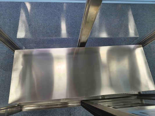 Verpakking van kledingstukken in een schoonruimte van roestvrij staal met HEPA-filtratie en ISO/GMP-naleving voor verontreinigingsbeheersing