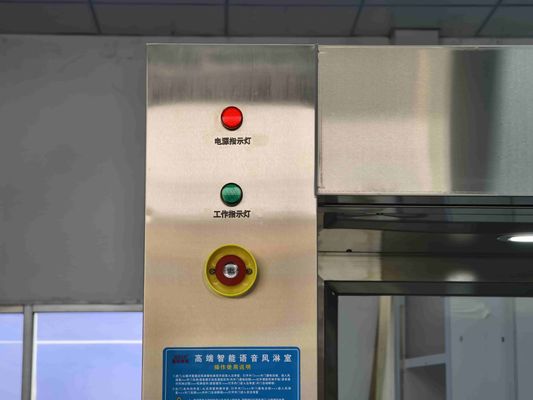 Slimme luchtdouche met schuifdeur met gezichtsherkenning.