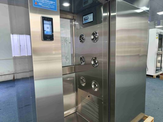 Slimme luchtdouche met schuifdeur met gezichtsherkenning.