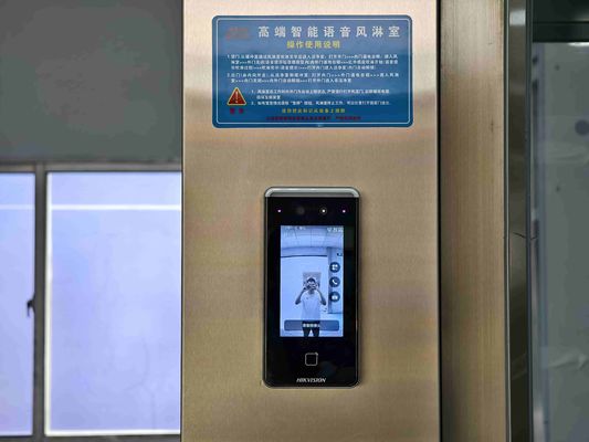 Slimme luchtdouche met schuifdeur met gezichtsherkenning.