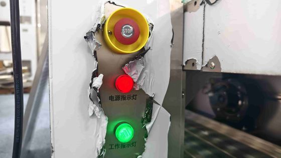 Geacctiveerde roltransporter lucht douche door de doos.