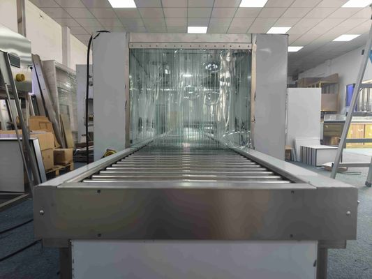 Geacctiveerde roltransporter lucht douche door de doos.