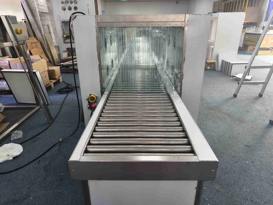 Geacctiveerde roltransporter lucht douche door de doos.