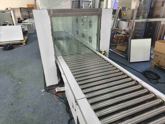 Geacctiveerde roltransporter lucht douche door de doos.