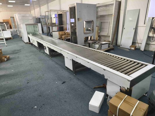 Geacctiveerde roltransporter lucht douche door de doos.