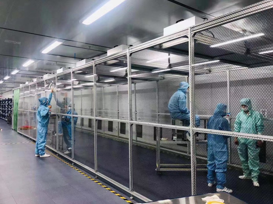 Op maat gemaakte cleanroombehuizing met 304 roestvrijstalen frame, ISO-klasse 5-conformiteit en 34× FFU HEPA-filtratie