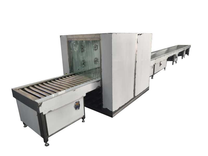 Geacctiveerde roltransporter lucht douche door de doos.